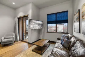 Immaculate condo steps to shops and restaurants! - Image 4