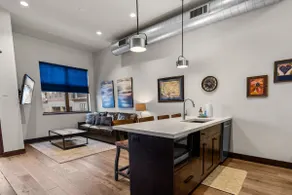 Immaculate condo steps to shops and restaurants! - Image 5