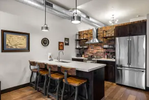 Immaculate condo steps to shops and restaurants! - Image 2