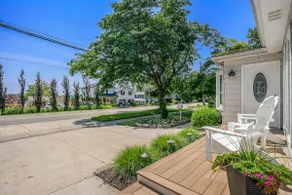 Fantastic Retreat Near the Lake with a Spacious De - Image 2