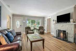 Fantastic Retreat Near the Lake with a Spacious De - Image 5