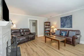 Fantastic Retreat Near the Lake with a Spacious De - Image 4
