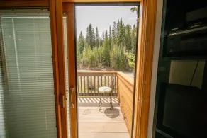 Dette Condo er en hurtig tur eller shuttle væk til Mountain House elevatorer. Perfekt til familier, denne to soveværelse Condo har et fælles poolområde, udendørs boblebad og sauna. Du vil elske at bo her. - Image 2