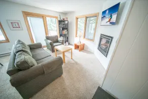 Dette Condo er en hurtig tur eller shuttle væk til Mountain House elevatorer. Perfekt til familier, denne to soveværelse Condo har et fælles poolområde, udendørs boblebad og sauna. Du vil elske at bo her. - Image 4