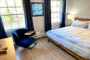 2BR Downtown Yorkville Apt by Fox River - Image 3