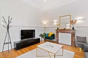 Sleek and Sophisticated in Prime Location - Image 4