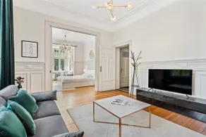 Sleek and Sophisticated in Prime Location - Image 5