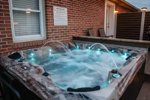15 min to Sight & Sound-Hot Tub-EV-Plug-Firepit - Image 5