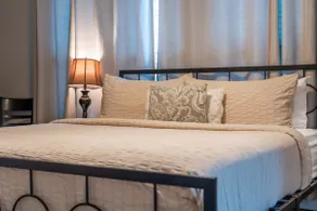 Pet friendly getaway with a 5 min walk to downtown - Image 4