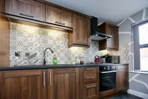 Neat City Apartment - Secure Parking - WiFi - Sleeps 4 - No Parties - Image 4