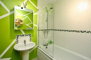 Neat City Apartment - Secure Parking - WiFi - Sleeps 4 - No Parties - Image 3