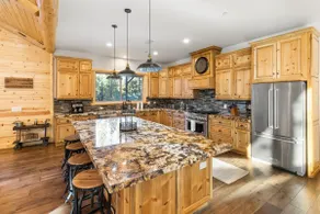 Luna Lodge by Destination Big Bear : Centrally Located between Snow Summit and Bear Mtn in Beautiful Heavenly Valley Estates! 6 Bedrooms with En-Suites! Spa! Gameroom! Theater Room! - Image 3