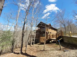 Watershed 6 - Spacious 3 Story Cabin that can Sleep up to 12 People! - Image 3