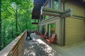 Watershed 6 - Spacious 3 Story Cabin that can Sleep up to 12 People! - Image 2