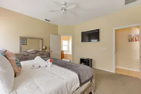 2 Suites, 1 King, 5 beds- Pool, Games Room #810 villa - Image 5
