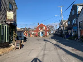 Walk to Rockport Waterfront, shops and restaurants - Image 4