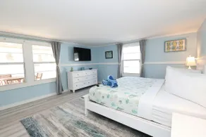 The Mermaid: Heated Pool, 4 Houses to Beach - Image 3