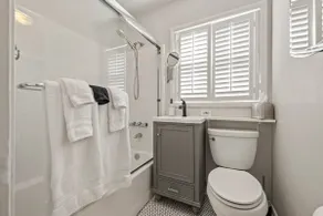 1 Bedroom Garden Apmt, Smart TV/AC, 85 Walk Score - Image 4