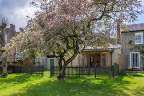 Gothic House Cottage - Image 5