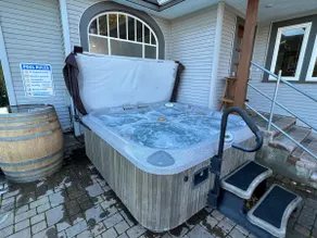 The Oasis Luxury Home Downtown with pool - Image 2