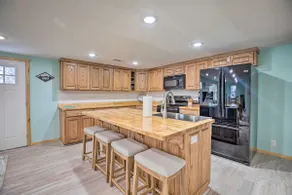 Outdoor Family Fun: Large Home by Beaver Lake! - Image 3