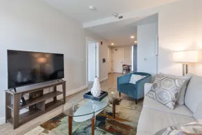 Luxury Apt Near Downtown - Image 5