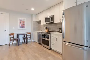 Luxury Apt Near Downtown - Image 3