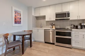 Luxury Apt Near Downtown - Image 2