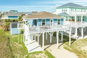Sunset Sanctuary - Adorable Beach Bungalow with Gorgeous Gulf Views! - Image 2