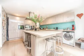 Bright & Spacious Home 10 min from Elizabeth line - Image 3
