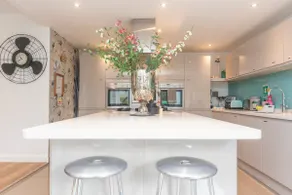 Bright & Spacious Home 10 min from Elizabeth line - Image 4
