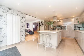 Bright & Spacious Home 10 min from Elizabeth line - Image 2