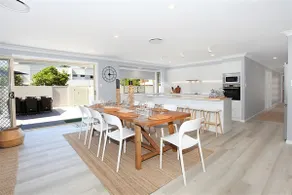 Beautiful Beach House in the Heart of Town - Image 5