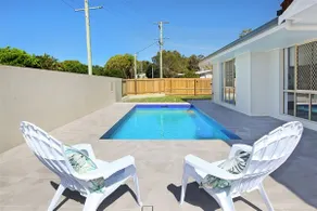 Beautiful Beach House in the Heart of Town - Image 3