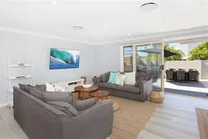 Beautiful Beach House in the Heart of Town - Image 2