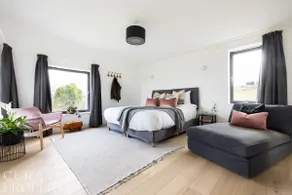 Stunning 5 Bedroom Home with Garden & Panoramic Views! - Image 4