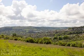 Stunning 5 Bedroom Home with Garden & Panoramic Views! - Image 5