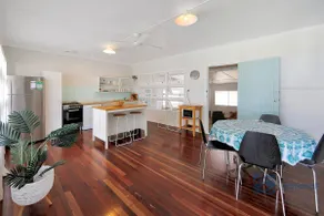 Cute Beach Cottage with Ocean Views - Image 5