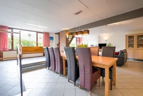 Spacious Group Getaway with Garden - Image 3
