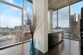 Top Floor Views + Central Comfort - Image 2