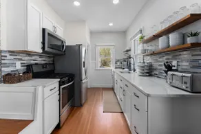 Cheerful 3 Bed 1 Bath Bungalow w/ Cathedral views - Image 5