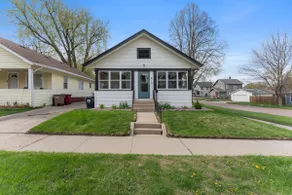 Cheerful 3 Bed 1 Bath Bungalow w/ Cathedral views - Image 2