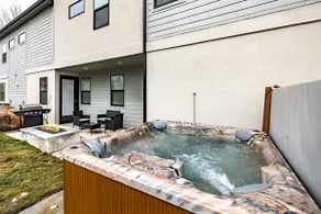 Walk to BSU*2600ft²*HotTub*King*Parking*1000Mbps - Image 3