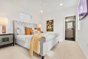 Walk to BSU*2600ft²*HotTub*King*Parking*1000Mbps - Image 2