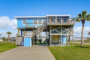 1 Block to Surfside Beach: Home w/ Deck! - Image 3