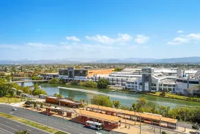 Modern Apartment with Hinterland Views Sierra Grand Broadbeach - Image 4
