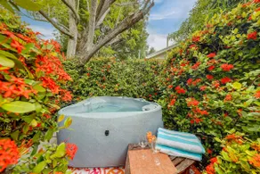 Historic Cottage: Hot Tub & Fully Fenced Backyard - Image 2