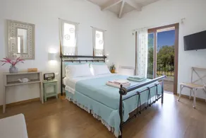 Secluded Villa Asprolià with salt water pool & large garden, close to town. - Image 4