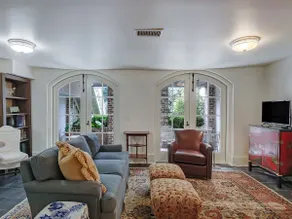 Romantic Garden Apartment on Chatham Square - Image 4