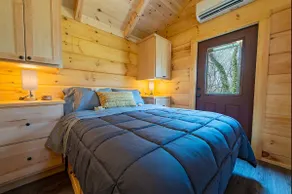 Meg's garden-side cabin with private hot tub, firepit - Image 3
